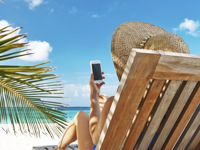 Tirada en la tumbona y pendiente del móvil