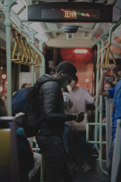 Homem ouvindo música no transporte público