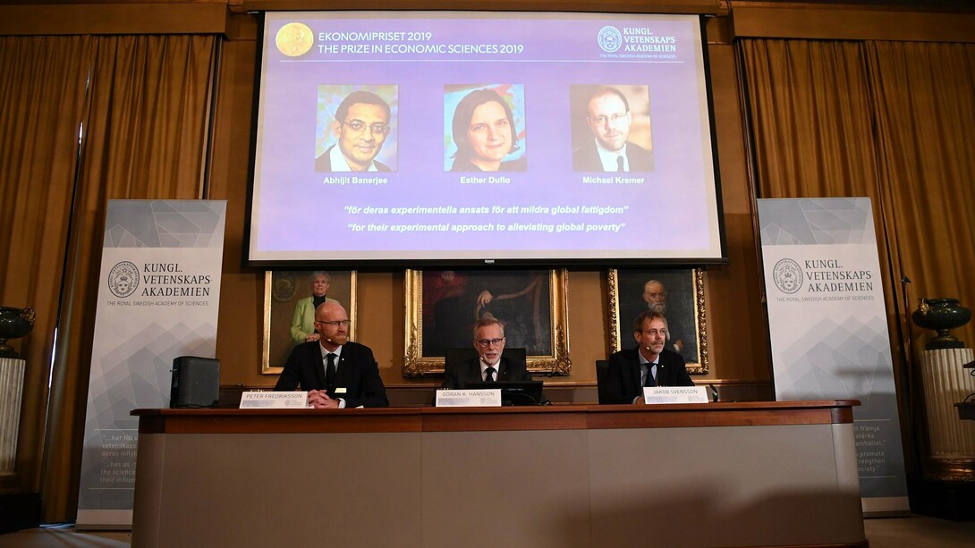 El Banco Nacional de Suecia concedió la semana pasada el Premio Nobel de Economía a Abhijit Banerjee (Bombay, 1961), Esther Duflo (París, 1972) y Michael Kremer (EE UU, 1964)