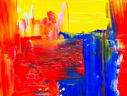 Pintura abstrata. Uma instalação pode parecer abstrata, mas ao ser situada num contexto específico, ganha camadas de sentido que dialogam com o espaço e o tempo