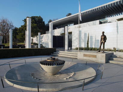 O museu, fundado em 1993, está rodeado por um parque com numerosas obras de arte tendo por tema o desporto museu