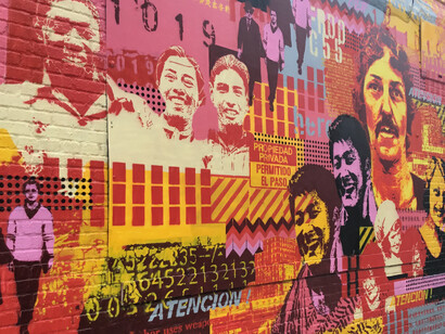 Existen distintos tipos de exclusión. Las más visibles son aquellas en las que se dicta una sentencia sobre un miembro del grupo, muchas veces justificada por una norma moral o social. El Bushwick Collective, galería de arte urbano al aire libre. Nueva York