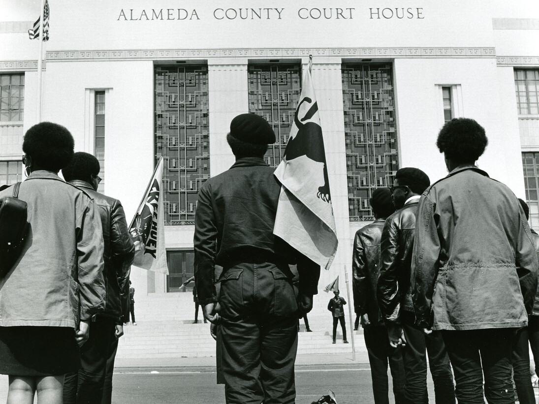 Ruth-Marion Baruch y Pirkle Jones. Manifestación en Alameda Court House durante el juicio de Newton, 1968. Pirkle Jones F.