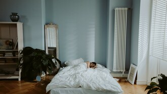 Mulher dorme em sua cama. Porque dormir não é preguiça, é potência. É no silêncio da noite que o cérebro se reconstroi, as ideias se organizam e a vida ganha novo sentido. Invista no sono e colha os frutos de uma mente mais criativa, focada e emocionalmente resiliente
