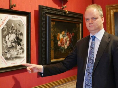 Eike Schmidt, direttore della Galleria degli Uffizi con l'avviso dell'opera trafugata