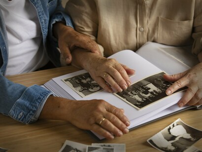 Casal organiza suas memórias. Um aspecto fascinante das biografias é como elas refletem as preocupações de sua época. No século XIX, por exemplo, frequentemente adotavam um tom grandioso, influenciadas pelo romantismo. Era o tempo das grandes narrativas sobre gênios incompreendidos e heróis nacionais