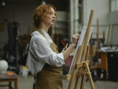 Mulher em meio a processo criativo. Há de se considerar que todo processo criativo tem como base a imaginação. O imaginário permite um espaço de comunicação. Por sua vez, há de se refletir que nenhuma cultura pode ser definida isoladamente nos tempos de hoje