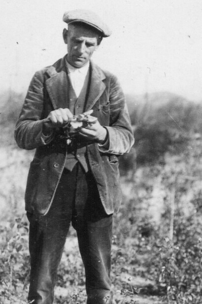 Pere Dot in un giardino