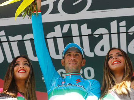 Nibali premiato dopo la vittoria