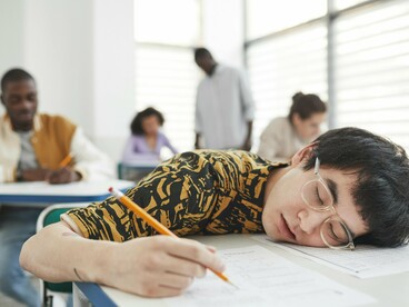O mercado sucateou as carreiras, e as carreiras estão sucateando os sonhos dos estudantes. Temos uma prensa esmagando de baixo para cima e de cima para baixo. Eu, como professor universitário, estou no meio disso — vendo o topo ruir e a base ceder

