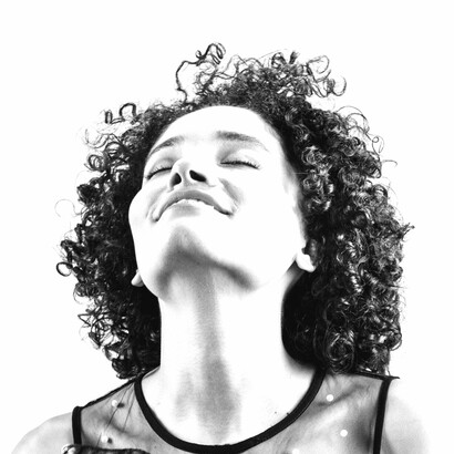 Tu mirada inocente entre la gente