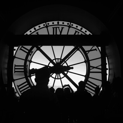 Das ist die Pointe: Zeit ist nicht nur Koordination, sie ist die wichtigste Form der symbolischen Macht