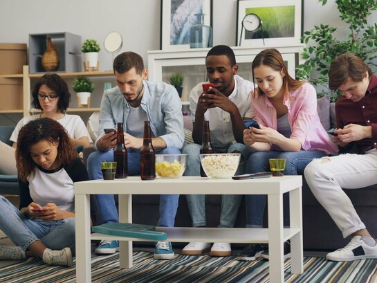 Juntos no mesmo espaço, mas cada um voltado para a própria tela, as pessoas da imagem traduzem o paradoxo das redes sociais: a promessa de conexão pode coexistir com o afastamento das relações presenciais. A conexão virtual nem sempre impede que a distância se instale entre aqueles que estão lado a lado
