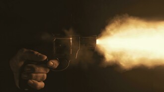 Há vários tipos de líderes e das suas relações com os movimentos ou os países que dirigem. Interesso-me exclusivamente pelos líderes proféticos (por oposição a líderes administrativos ou pragmáticos) e com forte apoio popular. Tenho em mente uma versão secularizada de líder profético, embora alguns líderes combinem o religioso e o secular. Para mim, o líder profético é aquele que tem uma visão crítica do mundo e do país e uma visão alternativa, tem a coragem de o manifestar publicamente e de pôr em prática políticas consistentes assentes nessa visão, mesmo sabendo que com isso contraria os interesses de grupos sociais e políticos poderosos que dispõem de meios legais e ilegais para o derrubar. É muitas vezes um líder carismático