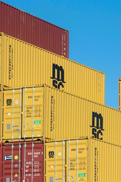 En el escenario contemporáneo, China expande su esfera de influencia global mediante la diplomacia económica y megaproyectos de infraestructura como la Iniciativa de la Franja y la Ruta (BRI)