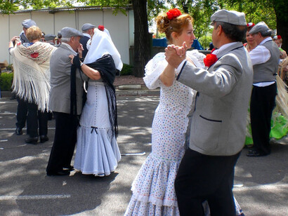 Baile con trajes típicos por San Isidro