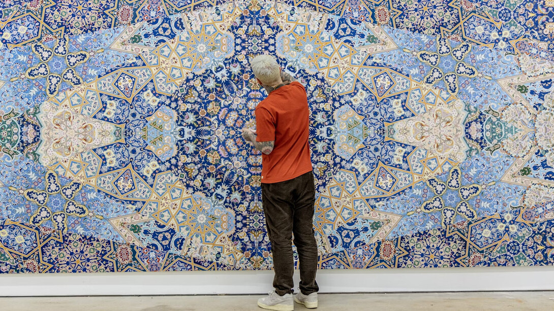 Jason Seife in studio, 2023. Cortesía de Pérez Art Museum Miami. Foto de Lazaro Llanes