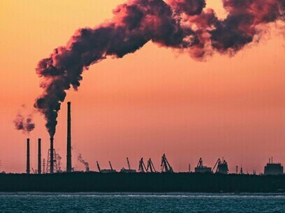 Estudos recentes revelam que viver em cidades com altos níveis de poluição do ar está associado a um aumento do risco de infarto, AVC, diabetes tipo 2, câncer de pulmão, declínio cognitivo e até doenças neurodegenerativas como Alzheimer. A exposição crônica a poluentes atmosféricos também pode alterar o desenvolvimento fetal, provocar nascimentos prematuros e prejudicar o sistema imunológico infantil