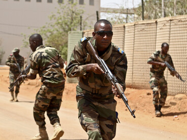 Soldats nigériens en exercice de soins tactiques sur le champ de bataille lors de Flintlock 2018 à Niamey, formés par des conseillers de l’US Air Force