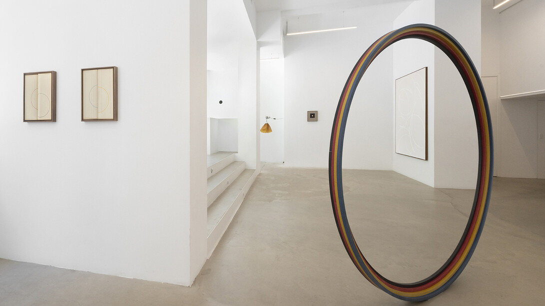 Irma Álvarez-Laviada, Pasar de una idea a otra como se pasa de una curva cóncava a una convexa, exhibition view. Courtesy of Juan Silió Gallery