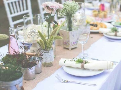 L’uso corretto delle posate e l’eleganza dello stare a tavola appare più che mai inattuale