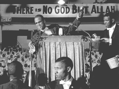 Malcolm X dando un discurso en un mitin de musulmanes negros, 1961