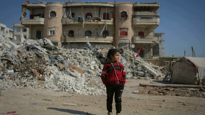 O caracter traumático da guerra e da revolução é tanto mais problemático quanto é certo que raramente a guerra ou a revolução decorrem como previsto ou atingem os resultados pretendidos, por mais profundas que sejam as transformações sociais que tornam possível. A aparente necessidade que conduz os povos para a guerra ou para revolução acaba por resultar na mais caótica contingência. É por isso que as forças sociais que promovem qualquer delas salientam a necessidade e ocultam a contingência e justificam-nas como último recurso em relação a outros recursos que poderiam garantir a transformação social sem guerra nem revolução