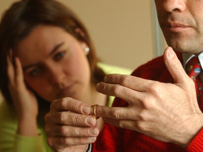 Un hombre se quita su anillo de casado