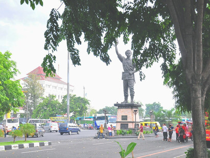 The Slamet Riyadi Statue in the heart of Solo, Indonesia, stands as a tribute to the heroic spirit of Captain Slamet Riyadi, symbolising the city’s pride and resilience