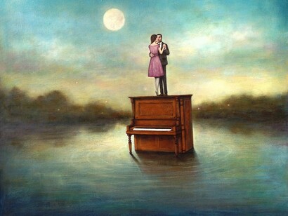 Bailando sobre un piano en el centro de un lago