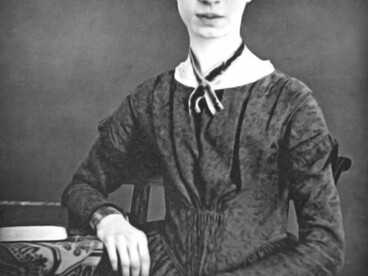 Emily Dickinson vivió en un retraimiento casi total en Amherst y publicó apenas una docena de poemas en vida, demostrando que jamás concibió su arte como una carrera para postular a galardones ni para buscar la fama pública