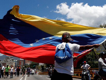 Agitando la bandera de Venezuela