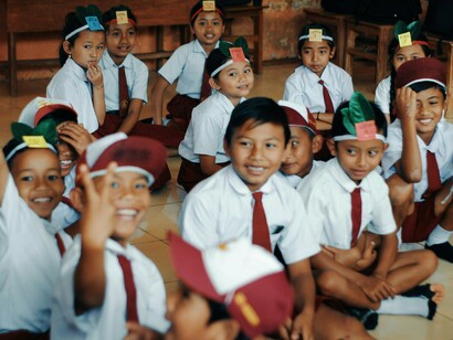 Os resultados indicam que relações afectivas positivas entre educadores e crianças constituem um fator fundamental para o desenvolvimento da autonomia na educação pré-escolar