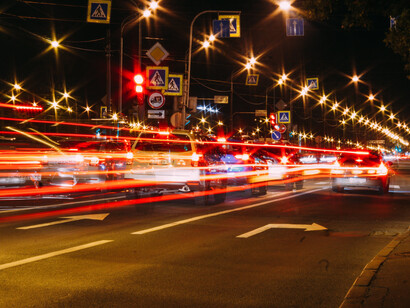 Luzes da rodovia parecem estrelas