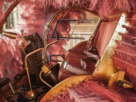 Joana Vasconcelos, Lilicoptère, 1/4, 2012, Photo Luís Vasconcelos/Courtesy Unidade Infinita Projectos | Château de Versailles