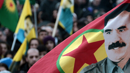 Simpatizantes del partido político PKK portan una bandera con el rostro de Abdullah Öcalan