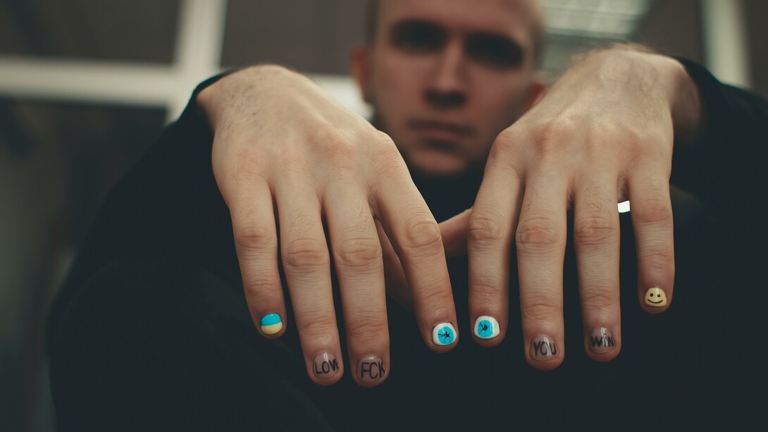 Nail art mania: nel nuovo secolo è normale pensare che lo smalto per unghie sia unisex e coloro che fanno più tendenza sono le celebrità maschili