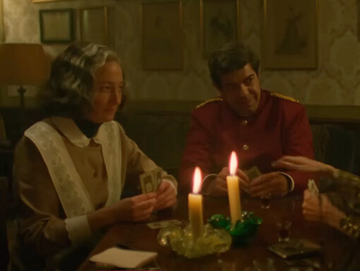 Il film esplora l'ultima settimana di vita di Maria Callas, intrecciando realtà e ricordi in una narrazione poetica e riflessiva. Alba Rohrwacher e Pierfrancesco Favino in una scena del film
