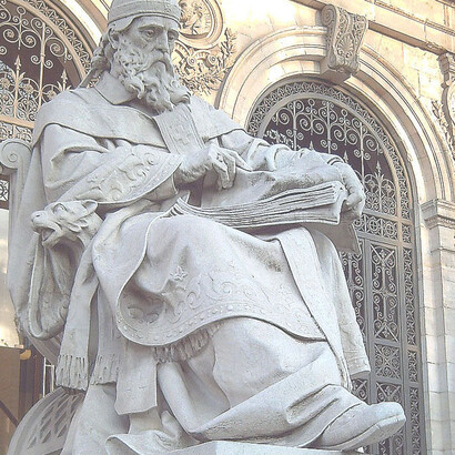 Sant'Isidoro di Siviglia, statua, Madrid, Spagna. Isidoro si interessa di “scienza” e di “natura delle cose”