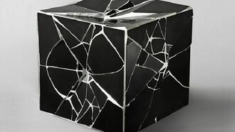 Cube. 2009, piastrelle di ceramica, cemento, poliuretano espanso, 60 × 60 × 60. Collezione Oleg Krasnoselsky