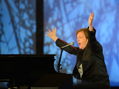 Paul McCartney al piano en una de sus últimas giras