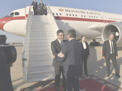 El presidente Pedro Sánchez a su llegada a Marruecos donde fue recibido por el primer ministro, Aziz Akhannouch, febrero 2023
