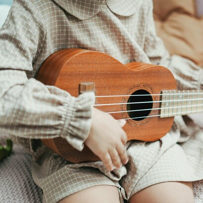 Attraverso l'ascolto della musica si avrà un avvicinamento concreto e rapido al mondo dipinto dalle parole dei brani ascoltati