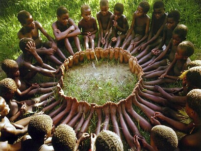 Reunión de jóvenes de una tribu africana