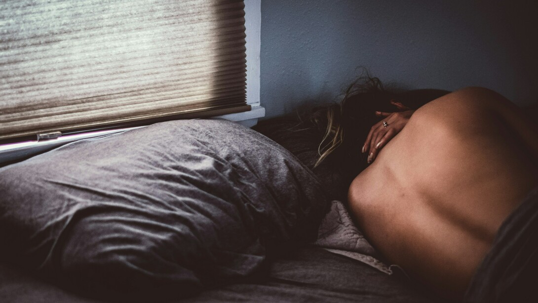 Aquel domingo salí a caminar como si nada se hubiera derrumbado el día anterior. Cuando volví, colgué el abrigo. Después me quité los zapatos… y las lágrimas