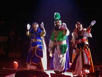 Después de un largo viaje de miles de kilómetros, los tres Reyes Magos saludan a sus fans en Alcoy
