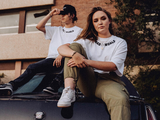Entre décontraction urbaine et besoin de stabilité, le streetwear ne marque plus une rupture générationnelle mais une nouvelle forme d’équilibre contemporain