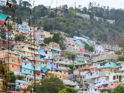 Port-au-Prince, capitale du pays, entre ruines et reconstruction : un panorama de la capitale haïtienne, où l’ombre du passé se mêle à l’espoir d’un renouveau