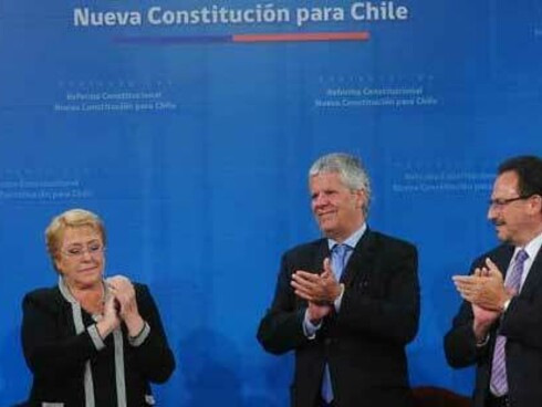 El pasado 6 de marzo, a pocos días de terminar su mandato presidencial, Michelle Bachelet firmó el proyecto de ley de reforma constitucional