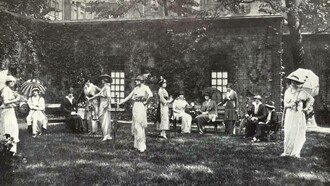 La stilista Lucy Christiana Sutherland, conosciuta come Lady Duff Gordon, e le sue modelle in un giardino